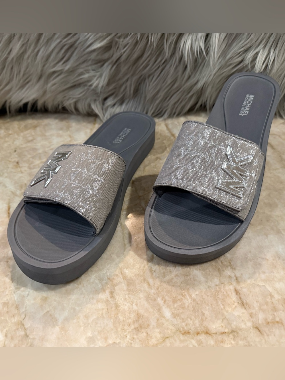 MICHAEL Michael Kors MK
Platform Glitter Pool Slide. Size 8 - Picture 2 of 11